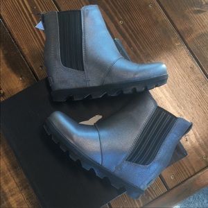 WORN ONCE METALLIC SILVER SHERPA LINED SOREL BTS🌟